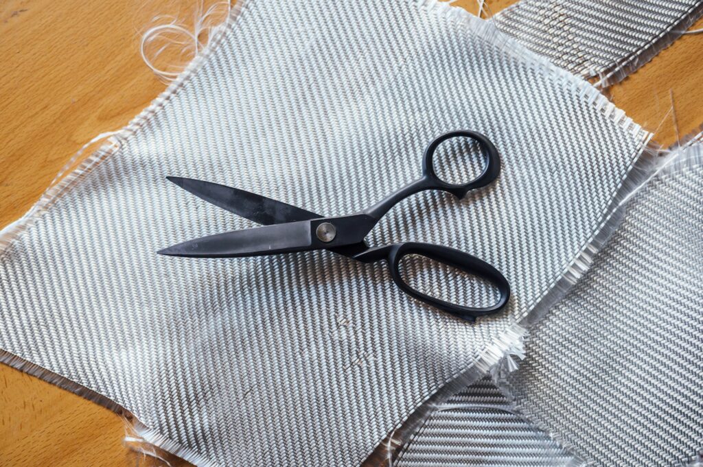 Scissors on top of the fiber cloth